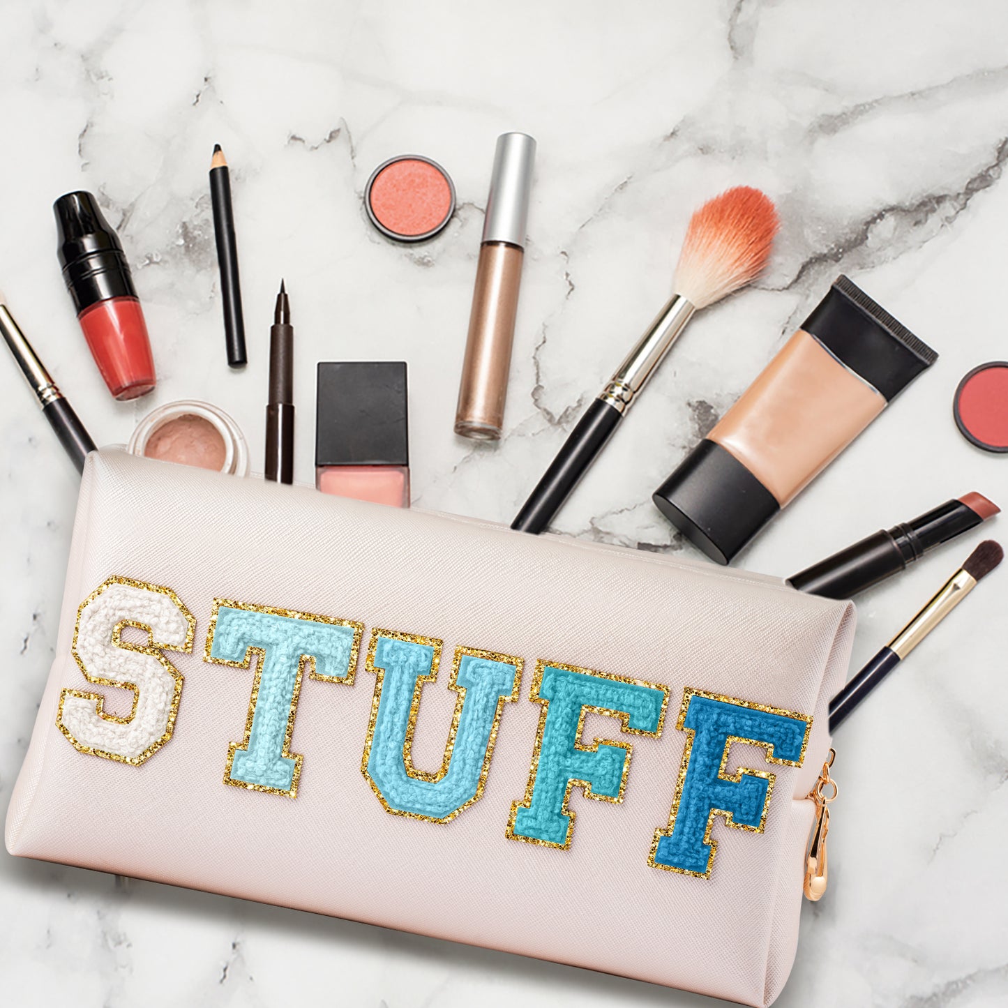 Y1tvei STUFF Makeup Bag Large - Preppy Patch Extra Large Stuff Varsity Letter Makeup Bag Sewn with Blue Letter PU Leather Waterproof Cosmetic Pouch Toiletry Zipper Organizer Gift for Women(Shell Gold)