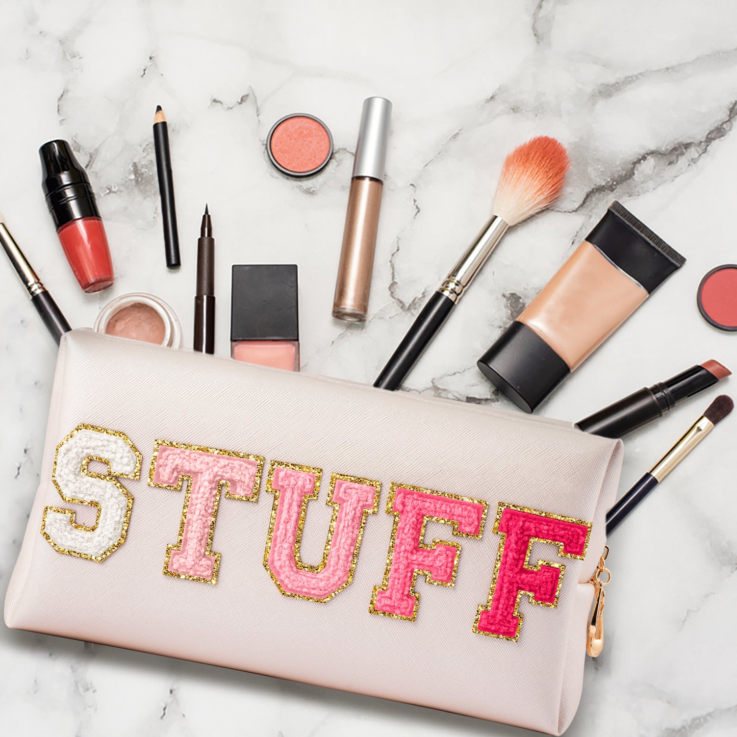 Y1tvei STUFF Makeup Bag Large - Preppy Patch Extra Large Stuff Varsity Letter Makeup Bag Sewn with Red Letter PU Leather Waterproof Cosmetic Pouch Toiletry Zipper Organizer Gifts for Women(Shell Gold)
