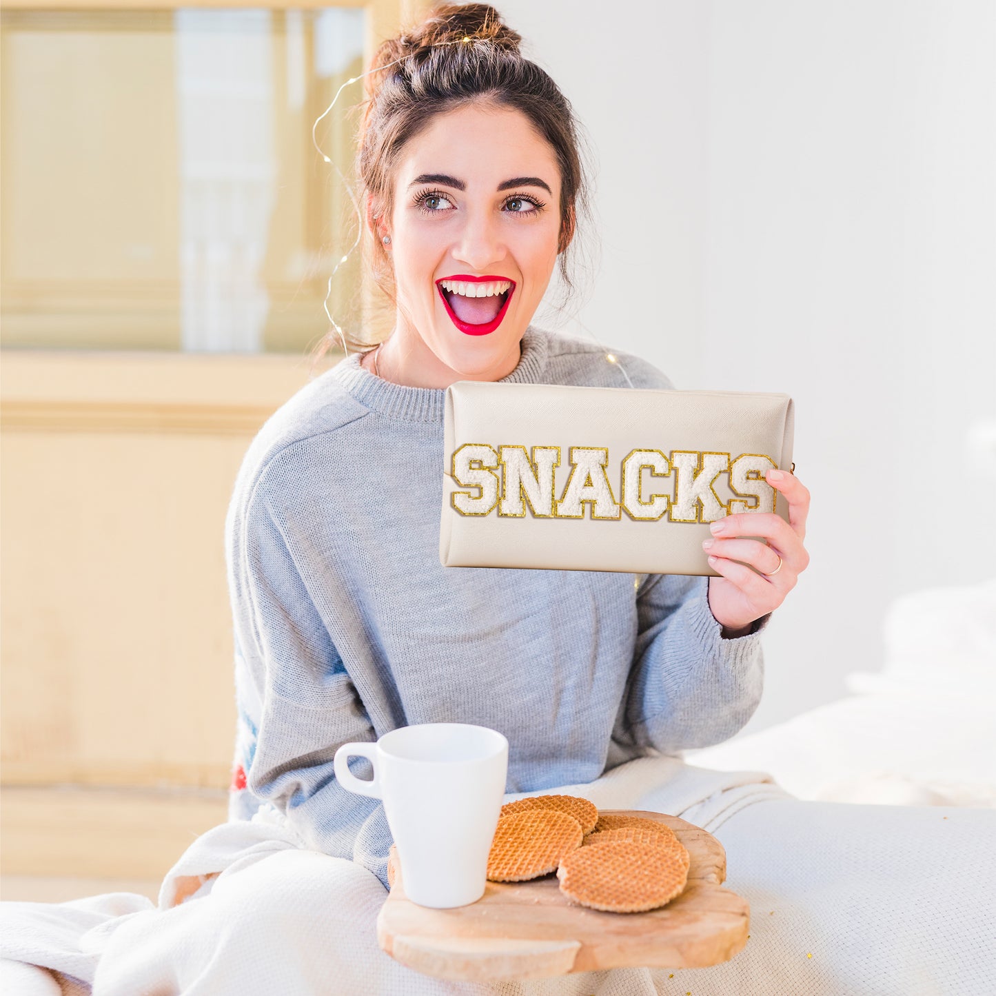 Y1tvei Large SNACKS Cosmetic Bag - Preppy White Snacks Chenille Varsity Letter Makeup Bag PU Leather Waterproof Toiletry Bag Zipper Pouch for Purse Travel Cosmetic Organizer Gift for Women(Shell Gold)