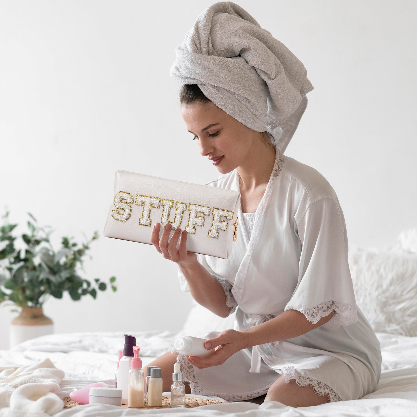 Y1tvei Preppy Patch STUFF White Chenille Letter Extra Large Cosmetic Bag PU Leather Waterproof Portable Varsity Letter Patch Makeup Pouch Toiletry Zipper Travel Organizer for Girls Women (Shell Gold)